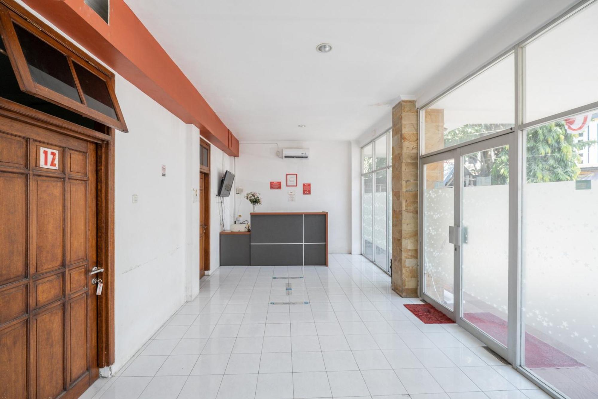 RedDoorz Plus @ Gunungsari Surabaya Kedurus Bagian luar foto
