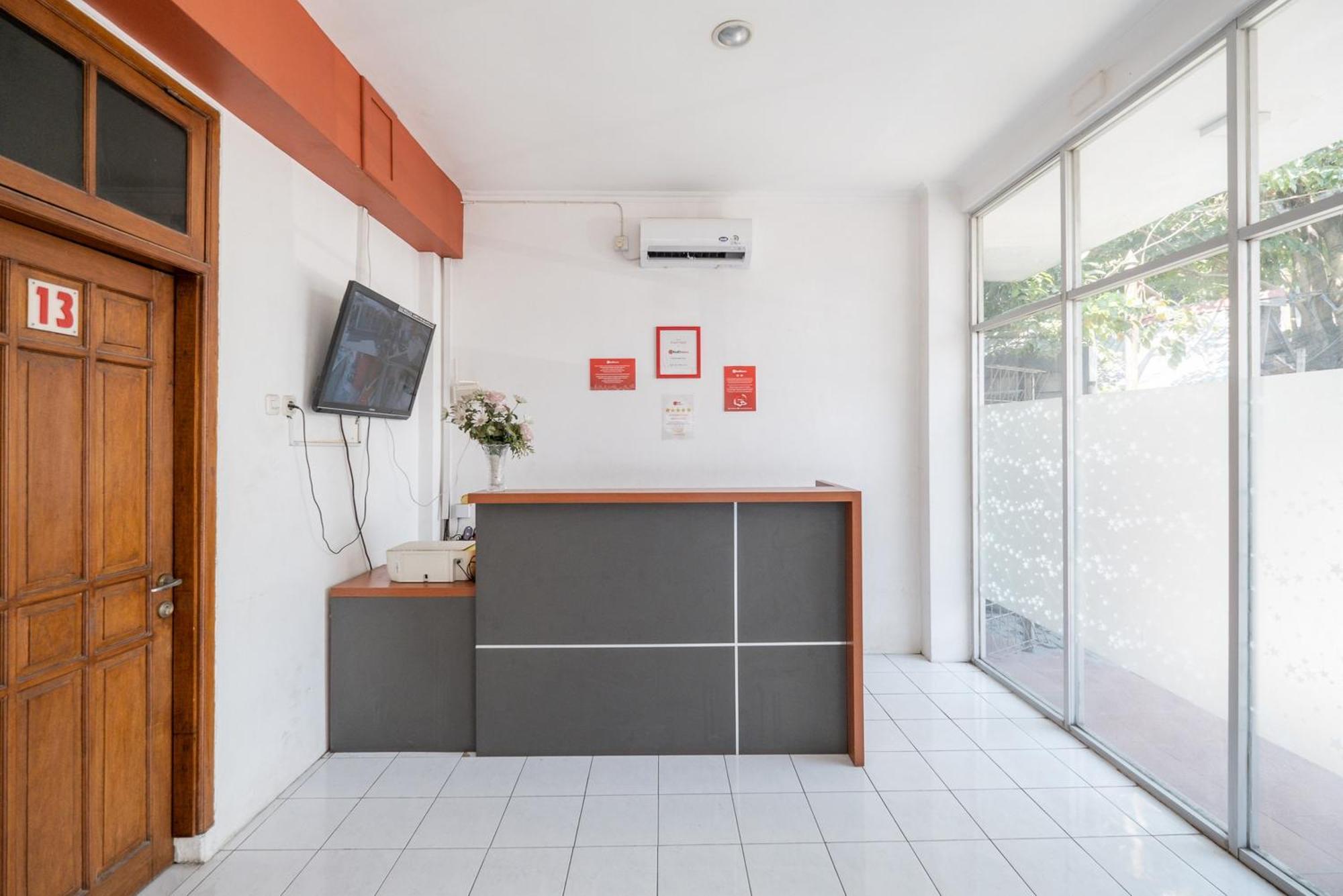 RedDoorz Plus @ Gunungsari Surabaya Kedurus Bagian luar foto