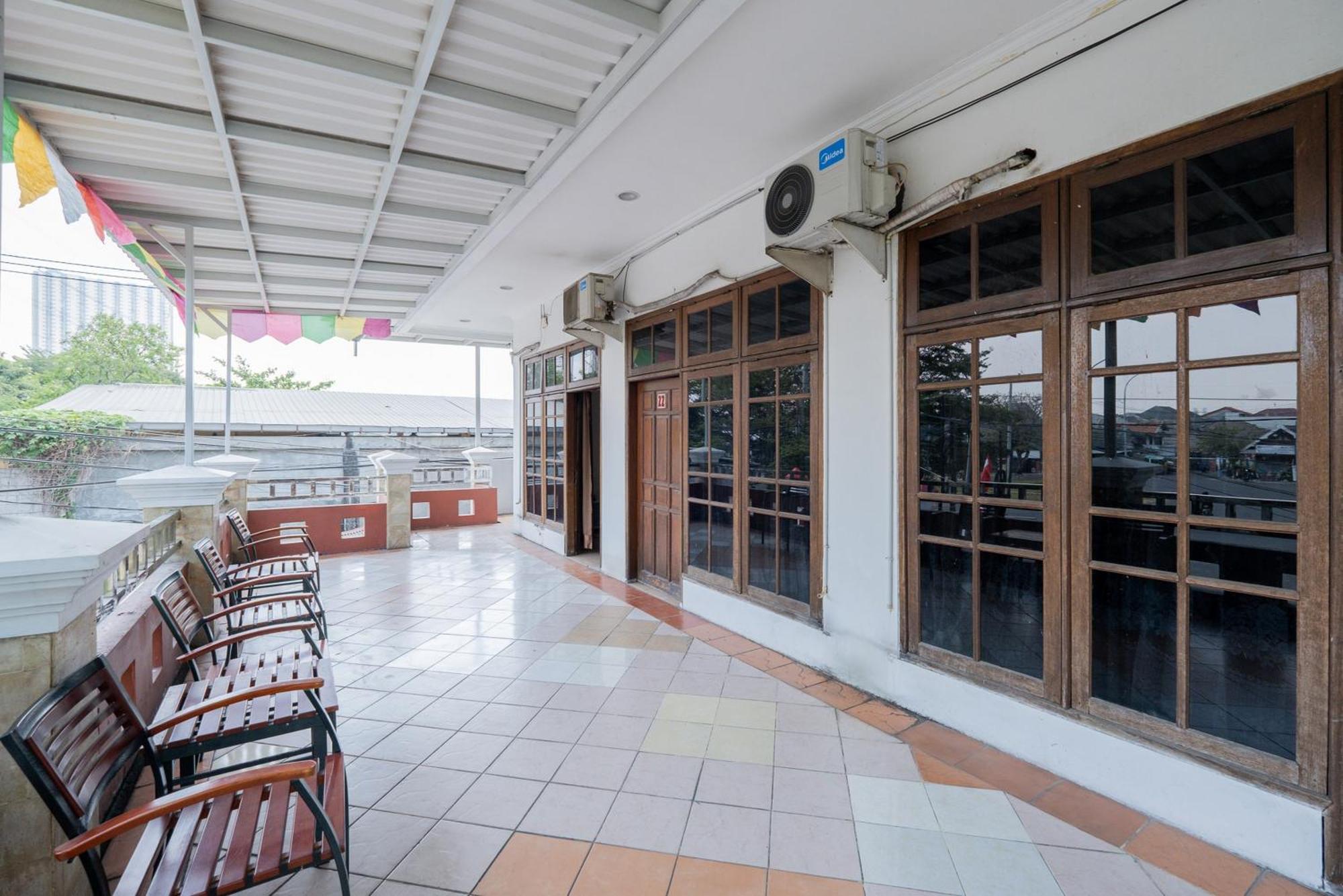 RedDoorz Plus @ Gunungsari Surabaya Kedurus Bagian luar foto