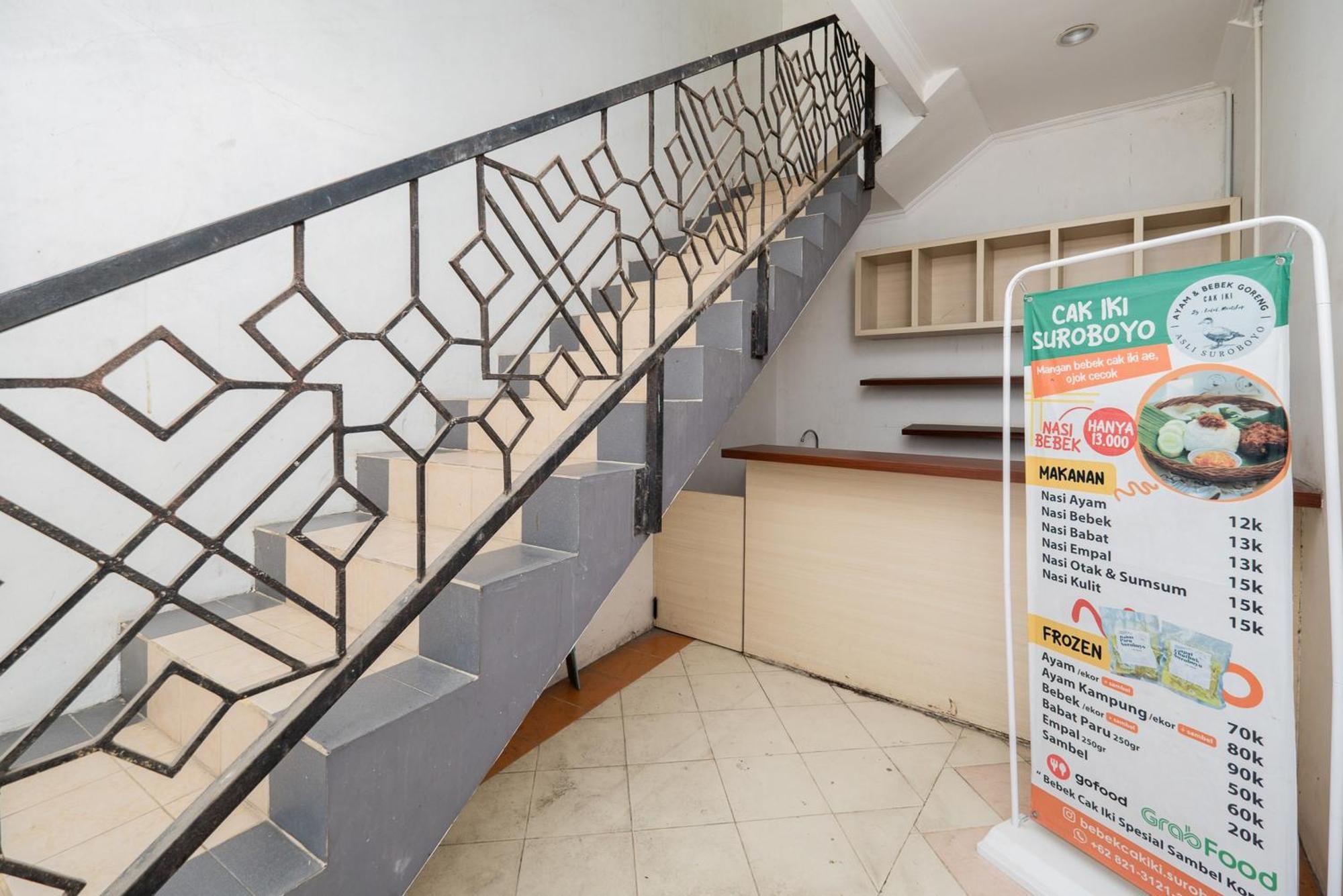 RedDoorz Plus @ Gunungsari Surabaya Kedurus Bagian luar foto
