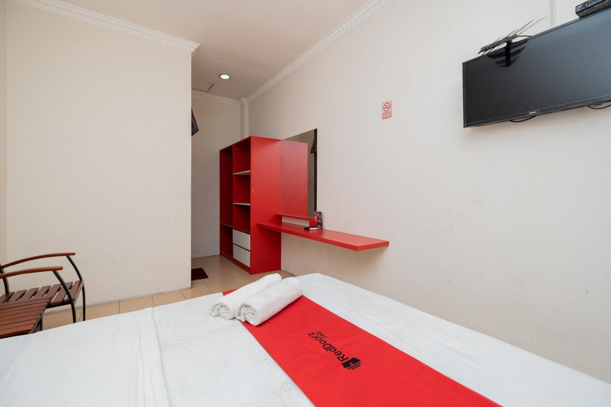 RedDoorz Plus @ Gunungsari Surabaya Kedurus Bagian luar foto