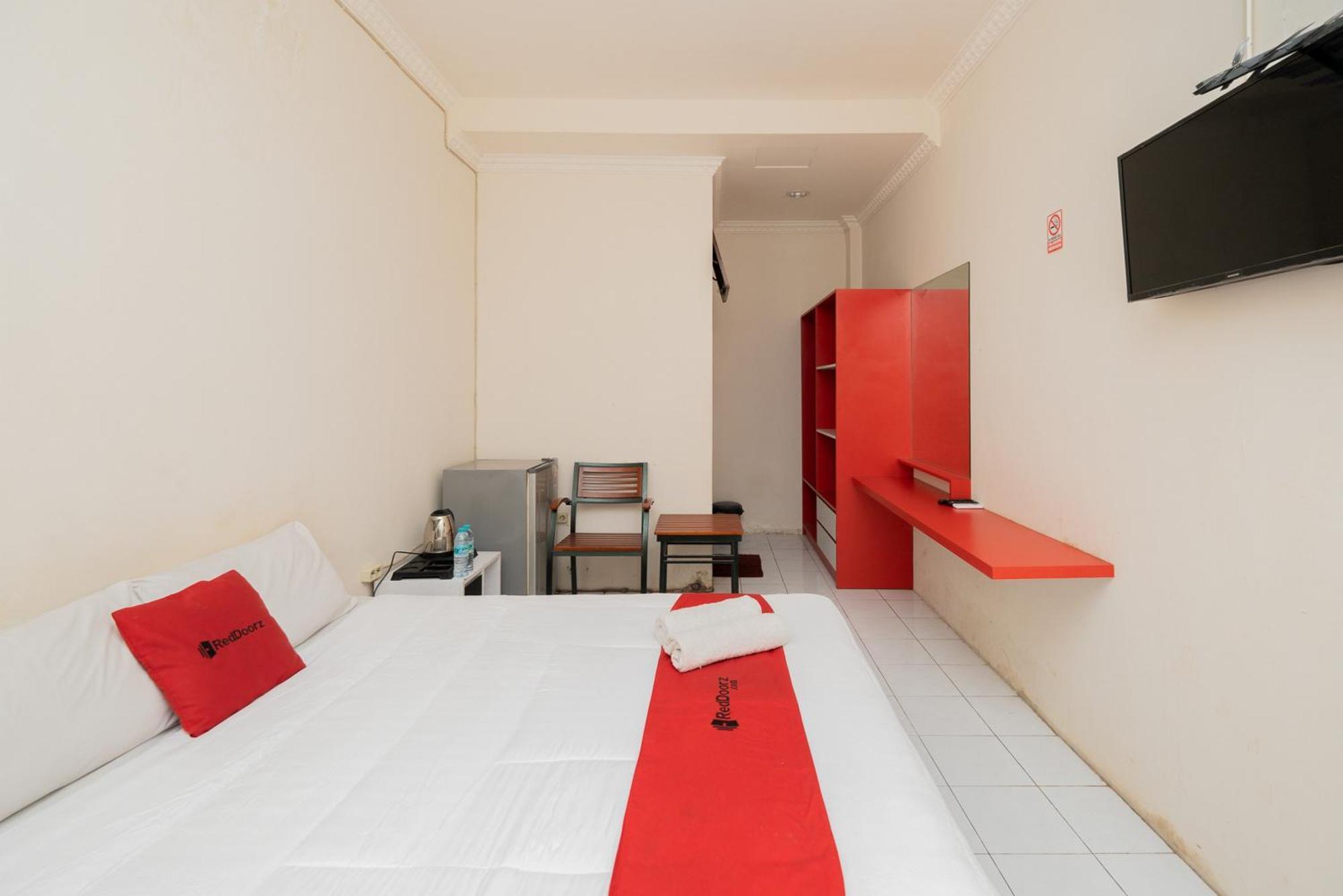 RedDoorz Plus @ Gunungsari Surabaya Kedurus Bagian luar foto