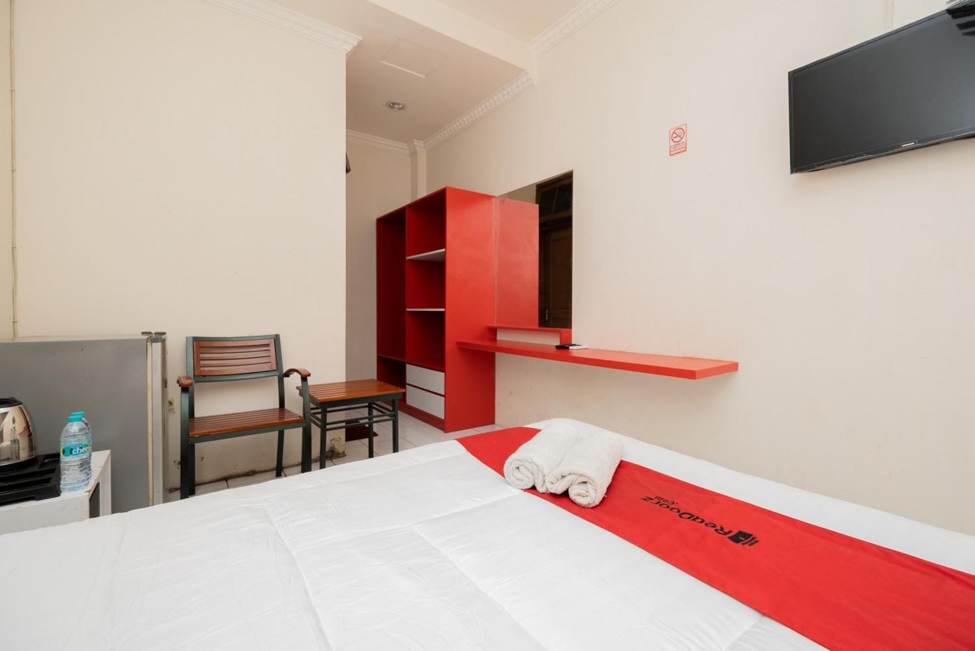 RedDoorz Plus @ Gunungsari Surabaya Kedurus Bagian luar foto
