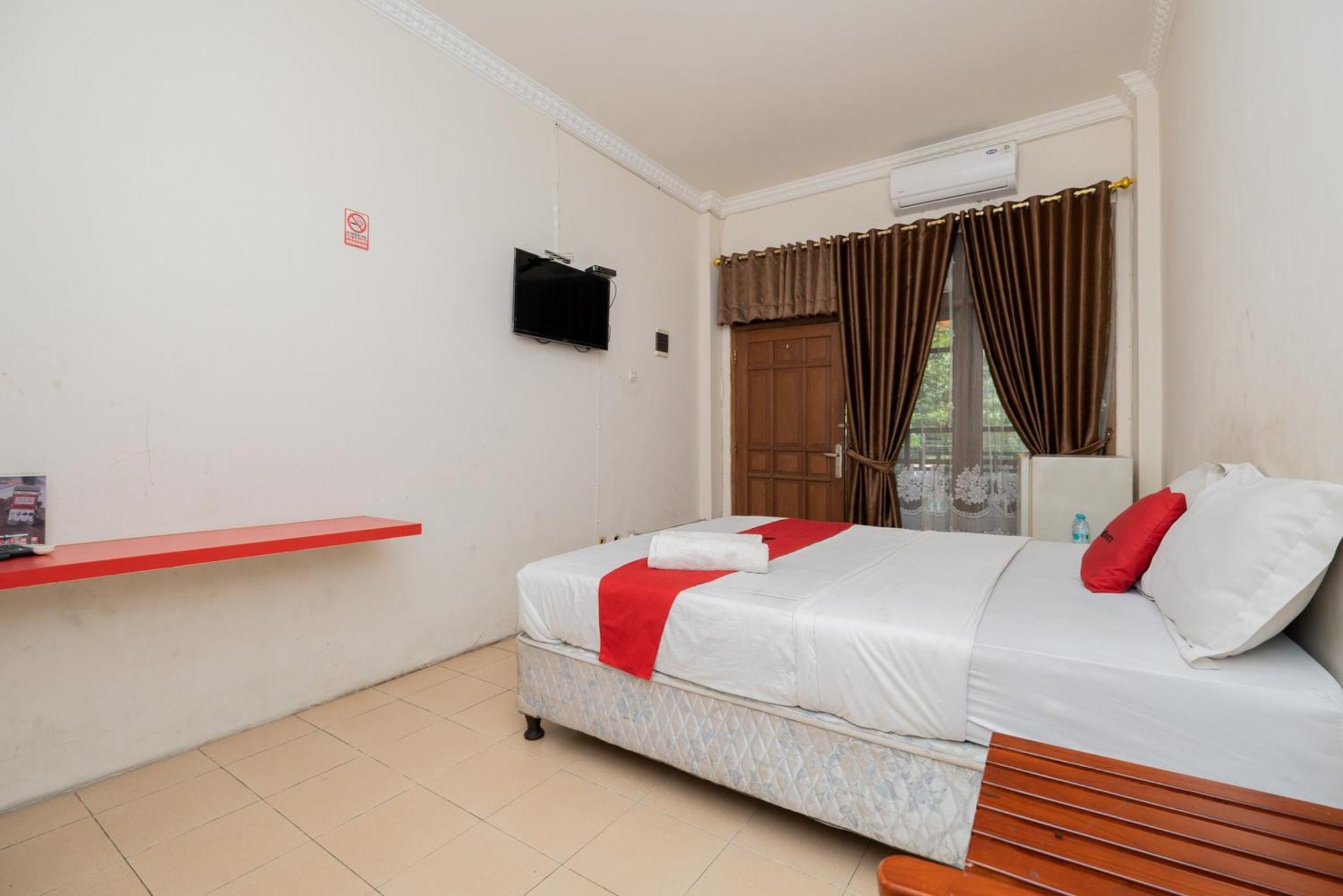 RedDoorz Plus @ Gunungsari Surabaya Kedurus Bagian luar foto