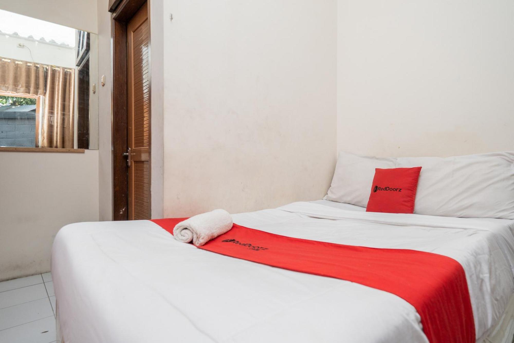RedDoorz Plus @ Gunungsari Surabaya Kedurus Bagian luar foto