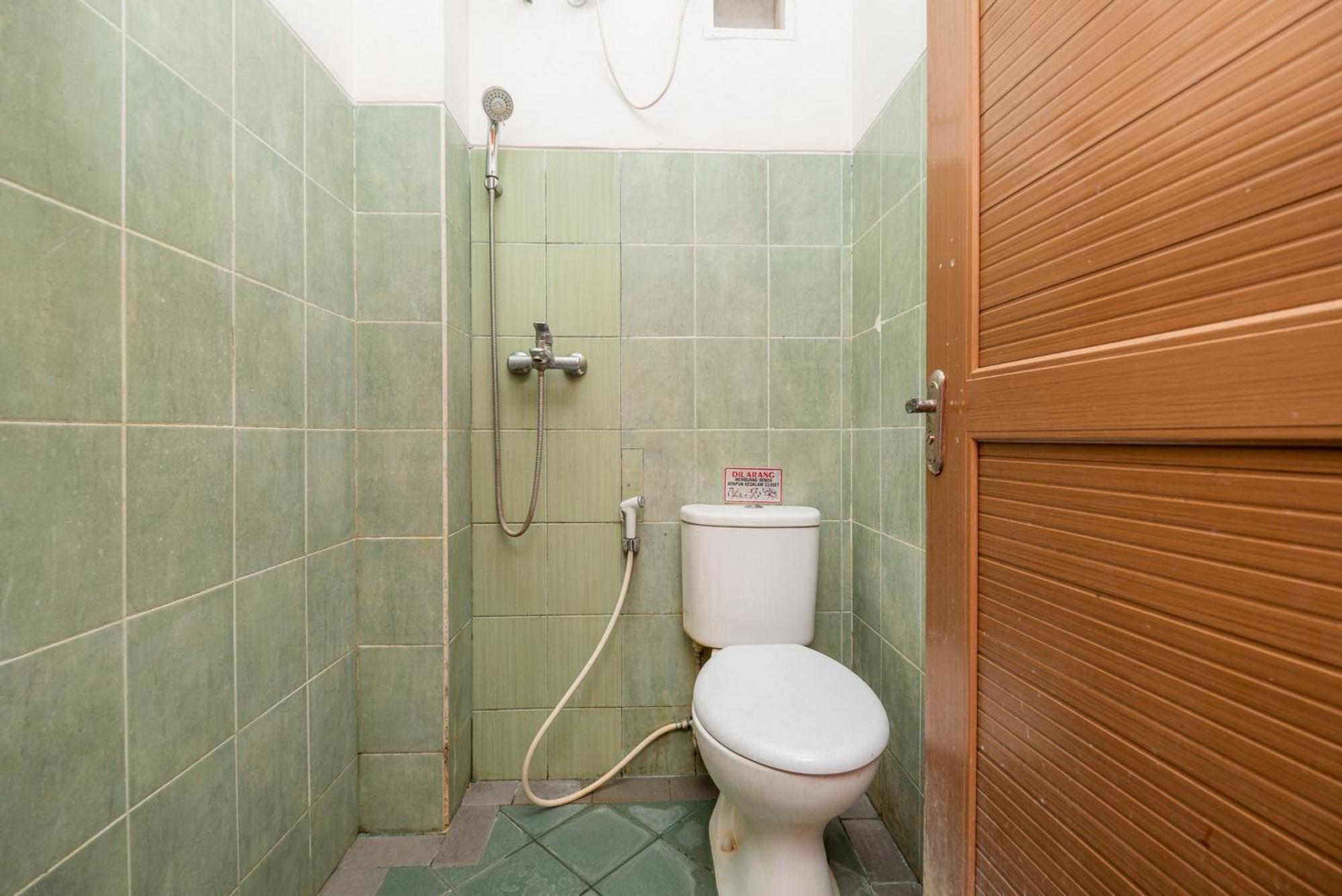 RedDoorz Plus @ Gunungsari Surabaya Kedurus Bagian luar foto